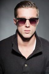 Obraz premium Fashion beauty portrait of young man with retro sunglasses.