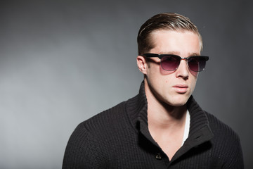 Obraz premium Fashion beauty portrait of young man with retro sunglasses.