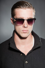 Obraz premium Fashion beauty portrait of young man with retro sunglasses.