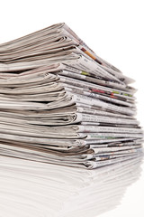 Stapel von alten Zeitungen und Zeitschriften