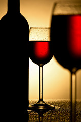 Rotwein Glas in Gegenlicht