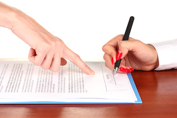 Fototapeta na wymiar podpisanie traktatu na drewnianym stole na białym