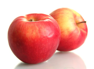 Fototapeta na wymiar soczystych czerwonych jabłek samodzielnie na białym tle