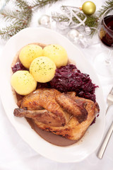 Braten mit Rotkohl und Klössen