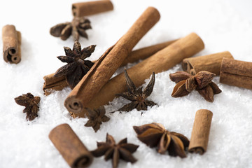 Zimtstangen und Sternanis im Schnee © fotoart111