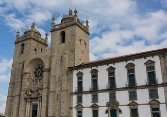 Fototapeta na wymiar Panoramiczny widok na Porto Cathedral (Se Porto) - Portugalia