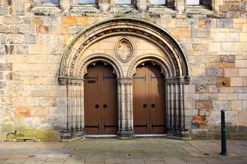 Fototapeta na wymiar Stare drzwi kościoła