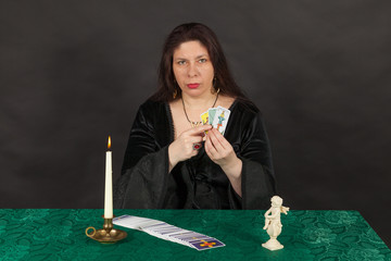Eine Frau legt Tarot Karten