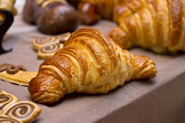 Croissant doré au beurre