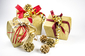 Goldene Geschenke mit Schleife