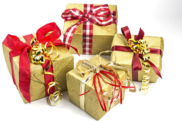 Vier festlich verpackte Geschenke