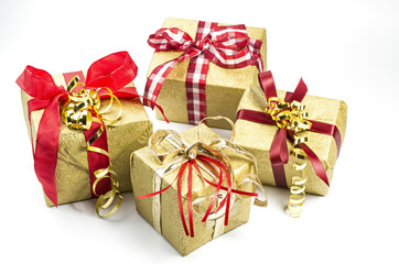 Vier festlich verpackte Geschenke