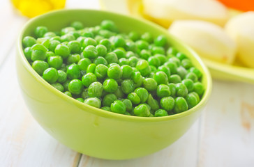 fresh green peas in the green bowl