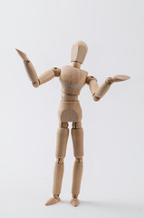 Eine Zeichenpuppe in ratloser Pose