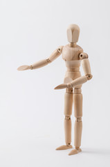 Eine Zeichenpuppe in einladender, präsentierender Pose