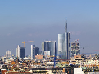 Fototapeta premium Mediolan, pejzaż miejski z dachu katedry, Lombardia, Włochy