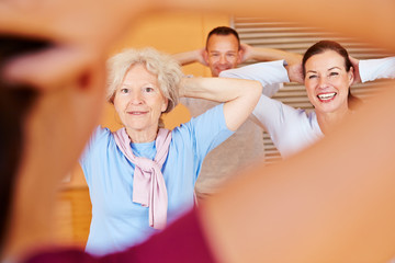 Fitnesstrainer gibt Kurs für Seniorensport