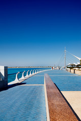 Obraz premium Abu Dhabi Corniche is flanked by a beautiful promenade