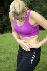Joggerin mit Seitenstechen