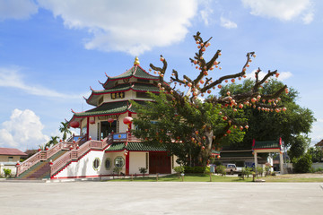 Naklejka premium Chinese tample in thailand on blue sky