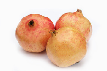 tre melograni_ sfondo bianco
