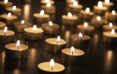 Teelichter auf einem Tisch im Dunkeln
