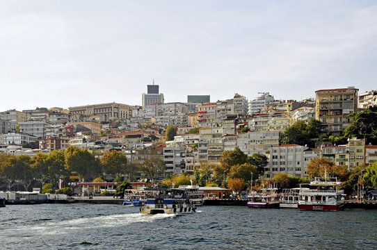 Blick vom Bosporus auf das moderne Istanbul und den Bootsanleges