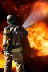 Feuerwehrmann im Löscheinsatz - Feuerwehr Brandbekämpfung
