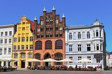 Fototapeta premium Stralsund, Sanierte Altbauten am Marktplatz