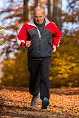 Joggender Senior im Herbst