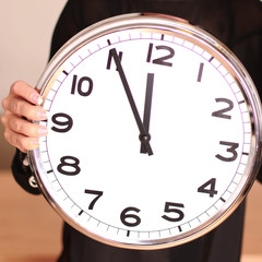 Uhr zeigt f&uuml;nf vor zw&ouml;lf an