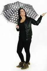 junges Mädchen mit Regenschirm