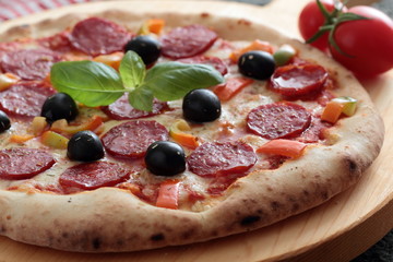 pizza con salame piccante e peperoni