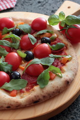 pizza  con pomodoro fresco e rucola