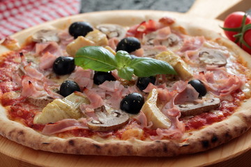 pizza capricciosa olive carciofi prosciutto - obrazy, fototapety, plakaty