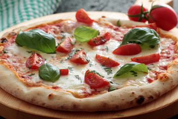 pizza margherita con pomodoro fresco e basilico