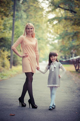 Obraz premium happy young mother with the daughter in park