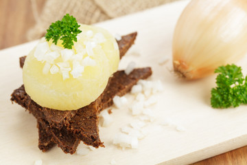 Harzer Käse auf Schwarzbrot
