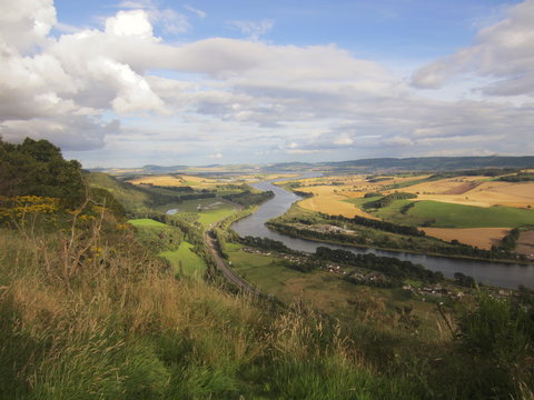 valle con rio Escocia