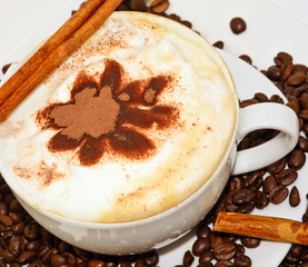 Kaffee-Genuss: Cappuccino mit Blüte aus Schokolade