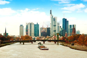 Grandiose Frankfurter Skyline vom Main aus gesehen
