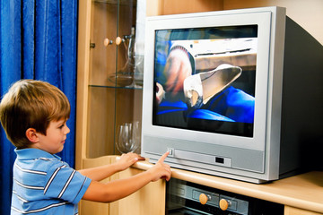 Fototapeta na wymiar Małe dziecko w telewizji
