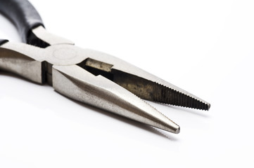 白背景にラジオペンチのアップ