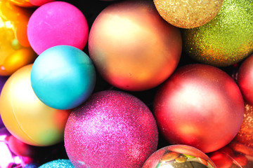 bunte Weihnachtskugeln