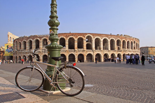 Arena di Verona con bicicletta