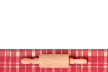 Küchenrolle auf rotem Handtuch