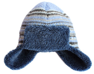 Chapka bleu  tricotée isolée sur le fond blanc.  Bonnet chaud d’hiver.