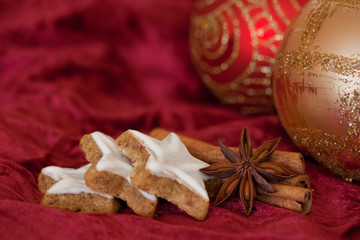 Zimtsterne mit Weihnachtsdeko