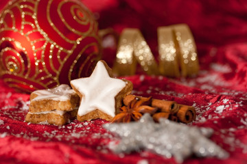 Zimtsterne mit Weihnachtsdeko