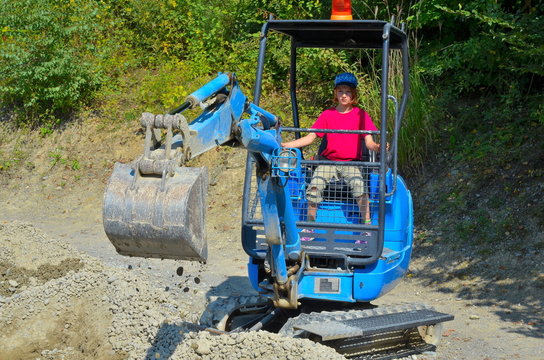 Junge Frau auf Bagger
